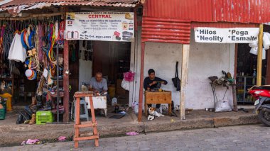Juilgalpa, Nikaragua - 12 Mart 2024: Nikaragua 'nın başkenti Juilgalpa' nın merkezindeki bir ayakkabı tamirhanesinde çalışan zanaatkar