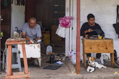 Juilgalpa, Nikaragua - 12 Mart 2024: Nikaragua 'nın başkenti Juilgalpa' nın merkezindeki bir ayakkabı tamirhanesinde çalışan zanaatkar