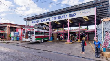 Juilgalpa, Nikaragua - 12 Mart 2024: Juilgalpa 'nın başkenti Chontales Departmanı' nın merkezindeki otobüs durağı kamu otobüsü ve Nikaragua 'daki San Antonio' ya gitmeye hazır çatı