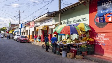 Juilgalpa, Nikaragua - 12 Mart 2024: Nikaragua 'nın başkenti Juilgalpa' nın merkezinde her türlü meyvenin bulunduğu piyasa manzarası