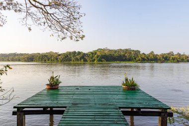 Kosta Rika ve Nikaragua sınırındaki San Juan nehri boyunca uzanan ekologun iskelesinden manzara