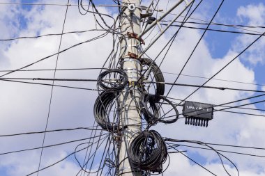 Nikaragua 'da bir kutup şehrinde asılı kablo ve kablolar..