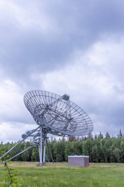 Westerbork 'un WSRTalong Ulusal Anma Kampı WSRTalong Teleskobu görüntüsü Hollanda' nın Drenthe Eyaleti 'nde..