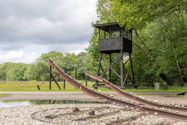 Westerbork, Hollanda - 15 Haziran 2024: Hollanda 'nın Drenthe Eyaleti' ndeki Westerbork İkinci Dünya Savaşı anısına yapılan tren yolu ve gözlem kulesi.