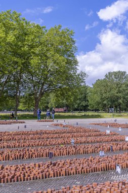Westerbork, Hollanda - 15 Haziran 2024: Hollanda 'da Drenthe Eyaleti' nde Westerbork Ulusal Anıt II. Dünya Savaşı transit kampı Westerbork 'ta işlenen cinayetin anısına kırmızı tuğlalar.
