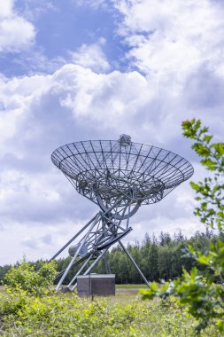 Westerbork 'un WSRTalong Ulusal Anma Kampı WSRTalong Teleskobu görüntüsü Hollanda' nın Drenthe Eyaleti 'nde..