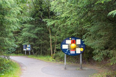 Westerbork, Hollanda - 15 Haziran 2024: Hollanda 'nın Drenthe Eyaleti' ndeki Westerbork Kampı 'ndaki Ulusal İkinci Dünya Savaşı anısına Samanyolu Ormanı yürüyüş rotası boyunca bilgi paneli.