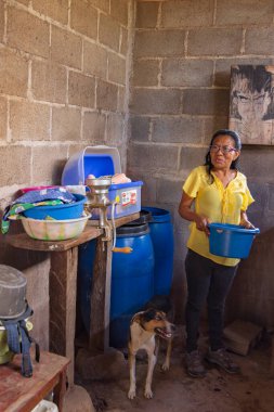 El Şili, Nikaragua - 13 Mart 2024: Nikaragua yerli esnaf topluluğunun kadınları küçük evinin mutfağında günlük tatlı mısır tortillalarını hazırlıyorlar.