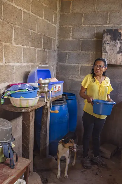 El Şili, Nikaragua - 13 Mart 2024: Nikaragua yerli esnaf topluluğunun kadınları küçük evinin mutfağında günlük tatlı mısır tortillalarını hazırlıyorlar.