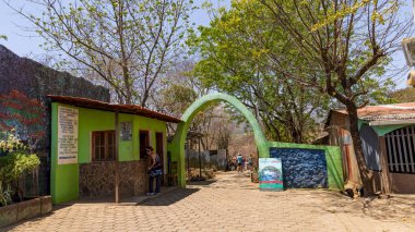 San Jacinto, Nicargaua - 16 Mart 2024 Hervideros de San Jacinto Kaplıcaları. Nikaragua, Orta Amerika 'daki San Jacinto' da Leon yakınlarında volkanik bahar