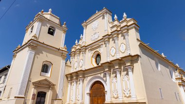 Leon 'un Nikaragua' daki beyaz katedralinin yan görüntüsü