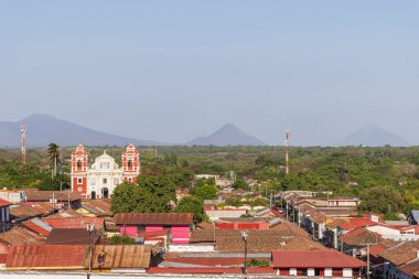 Orta Amerika 'daki Nikaragua' daki Leon Koloni şehrinin beyaz katedralinin çatısından manzara. Calvary Kilisesi 'ne bakıyorum. Arka planda yanardağ olan İsa' nın tatlı adı..