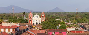 Orta Amerika 'daki Nikaragua' daki Leon Koloni şehrinin beyaz katedralinin çatısından manzara. Calvary Kilisesi 'ne bakıyorum. Arka planda yanardağ olan İsa' nın tatlı adı..