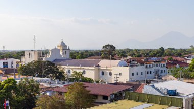 Orta Amerika 'daki Nikaragua' daki Leon Koloni şehrinin beyaz katedralinin çatısından manzara.
