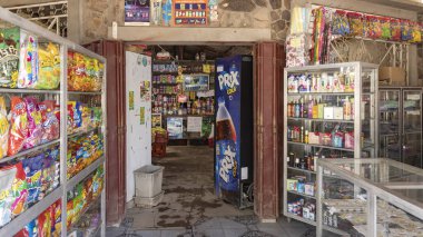 Leon, Nikaragua - 16 Mart 2024: Orta Amerika, Nikaragua 'da Leon yakınlarında kalabalık küçük bir süpermarket