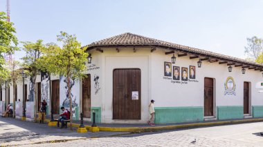 Leon, Nikaragua - 17 Mart 2024: Renkli üniversite binalı şehir manzarası, Nikaragua 'daki Leon' un merkezinde bilim adamlarının duvar resimleri