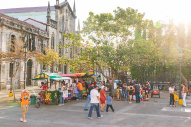 Leon, Nikaragua - 17 Mart 2024: Leon 'un Nikaragua' daki beyaz katedralinin önündeki Streetview merkezi market