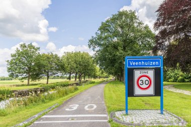 Veenhuizen, Hollanda - 8 Temmuz 2024: Hollanda 'daki Veenhuizen Kolonileri köyünün plasename işareti. UNESCO Dünya Mirası.