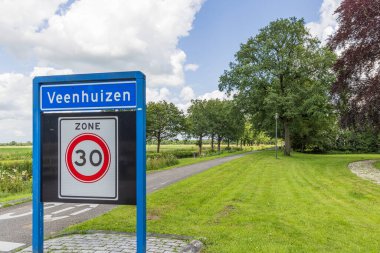 Veenhuizen, Hollanda - 8 Temmuz 2024: Hollanda 'daki Veenhuizen Kolonileri köyünün plasename işareti. UNESCO Dünya Mirası.