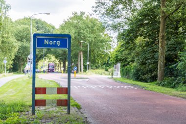 Norveç, Hollanda - 8 Temmuz 2024: Hollanda Noordenveld Belediyesindeki Norg köyünün plasename işareti. Kuzey Drenthe 'de geleneksel Esdorp.