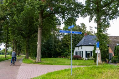 Foxwolde, Hollanda - 29 Ağustos 2023: Foxwolde municpality Noordenveld, Hollanda 'da ağaçlarla çevrili büyük beyaz çiftlik evi