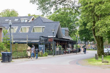 Norveç, Hollanda - 7 Temmuz 2024: Hollanda Noordenveld Belediyesindeki Norg köyünün manzarası. Kuzey Drenthe 'de geleneksel Esdorp.