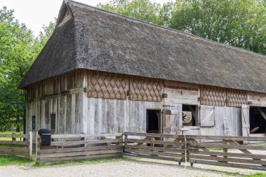 Hollanda 'nın Drenthe kentindeki Orvelte picoresque müzesindeki eski minumental ahır..