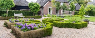 Hollanda, Drenthe 'de Gees' in pitoresk kasabası Coevorden 'de saman çatısı olan çiftlik evi..