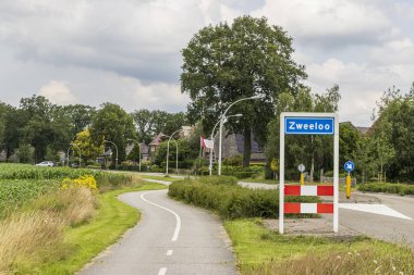 Zweeloo, Hollanda - 11 Temmuz 2024: Hollanda 'nın Drenthe kentindeki Zweeloo Belediyesi Coevorden' in plasename işareti.