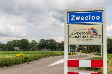 Zweeloo, Hollanda - 11 Temmuz 2024: Hollanda 'nın Drenthe kentindeki Zweeloo Belediyesi Coevorden' in plasename işareti.