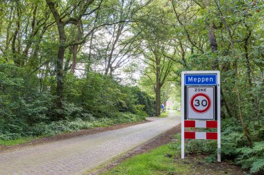 Gees, Hollanda - 11 Temmuz 2024: Hollanda 'nın Drenthe kentindeki Gees Belediyesi Coevorden' in plasename işareti.