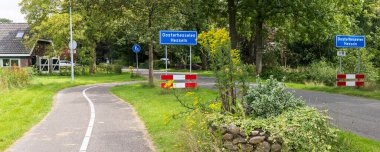 Oosterhesselen, Hollanda - 11 Temmuz 2024: Hollanda 'nın Drenthe kentindeki Coevorden belediyesinin Oosterhesselen Hesseln tablosu.