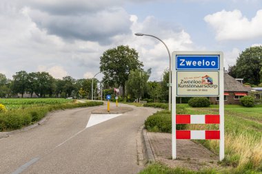 Zweeloo, Hollanda - 11 Temmuz 2024: Hollanda 'nın Drenthe kentindeki Zweeloo Belediyesi Coevorden' in plasename işareti.