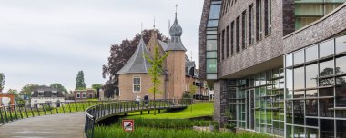 İnsanlar Drenthe Hollanda 'daki Coevorden Kalesi' ne doğru köprüden geçiyorlar.