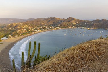 Nikaragua 'daki San Juan del Sur körfezinin üzerindeki bir uçurumun tepesinde duran İsa' nın panoramik görüntüsü..