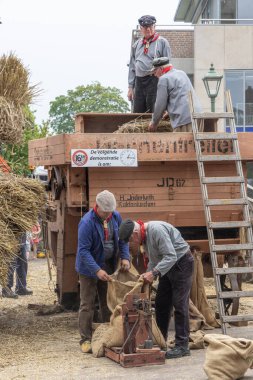 Barneveld, Hollanda - 1 Ağustos 2024: Hollanda 'nın Barneveld Gelderland eyaletinde yaz aylarında geleneksel Veluwe pazarında tahıl ve saman hasadı gösterimi
