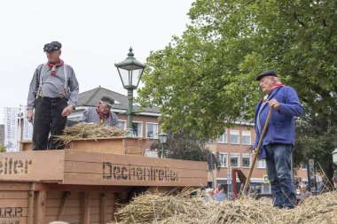 Barneveld, Hollanda - 1 Ağustos 2024: Hollanda 'nın Barneveld Gelderland eyaletinde yaz aylarında geleneksel Veluwe pazarında tahıl ve saman hasadı gösterimi