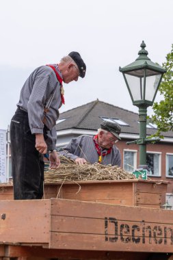 Barneveld, Hollanda - 1 Ağustos 2024: Hollanda 'nın Barneveld Gelderland eyaletinde yaz aylarında geleneksel Veluwe pazarında tahıl ve saman hasadı gösterimi