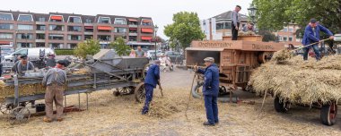 Barneveld, Hollanda - 1 Ağustos 2024: Hollanda 'nın Barneveld Gelderland eyaletinde yaz aylarında geleneksel Veluwe pazarında tahıl ve saman hasadı gösterimi