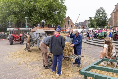 Barneveld, Hollanda - 1 Ağustos 2024: Hollanda 'nın Barneveld Gelderland eyaletinde yaz aylarında geleneksel Veluwe pazarında tahıl ve saman hasadı gösterimi