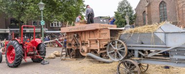 Barneveld, Hollanda - 1 Ağustos 2024: Hollanda 'nın Barneveld Gelderland eyaletinde yaz aylarında geleneksel Veluwe pazarında tahıl hasat etme gösterisi