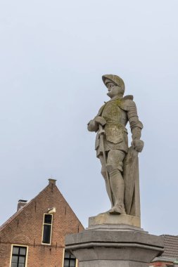 Barneveld, Hollanda - 1 Ağustos 2024: Hollanda 'daki Jan van Schaffelaarin Barneveld Gelderland eyaletinin heykeli. Barneveld kulesinden atladığı için ölen paralı asker..