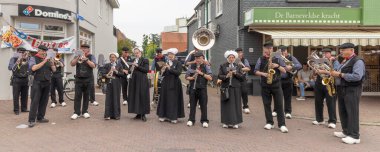 Barneveld, Hollanda - 1 Ağustos 2024: Hollanda 'nın Barneveld Gelderland eyaletinde her türlü el sanatıyla Veluwe pazarında geleneksel bando