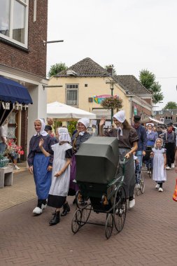 Barneveld, Hollanda - 1 Ağustos 2024: Hollanda 'nın Barneveld Gelderland eyaletinde yaz aylarında her türlü el sanatıyla Veluwe pazarı boyunca çiftçi geçidi