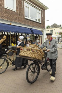 Barneveld, Hollanda - 1 Ağustos 2024: Hollanda 'nın Barneveld Gelderland ilinde yaz aylarında Veluwe el sanatları pazarında çiftçi geçidinde tavuk tüccarlığı
