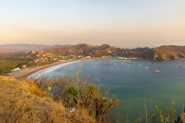 Nikaragua 'daki San Juan del Sur körfezinin üzerindeki bir uçurumun tepesinde duran İsa' nın panoramik görüntüsü..