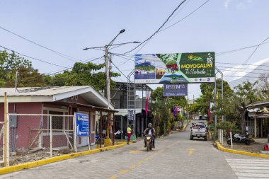 Ometepe, Nikaragua - 22 Mart 2024: Moyogalpa feribot limanı, Nikaragua 'nın güneybatısındaki Ometepe volkanik adasında Lago Cocibolka manzaralı.