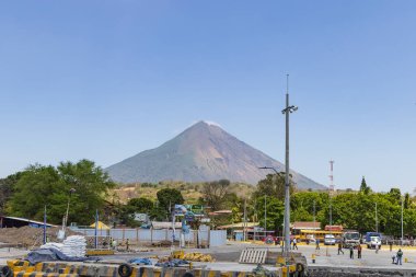 Ometepe, Nikaragua - 22 Mart 2024: Moyogalpa 'da feribot limanı, Nikaragua' nın güneybatısındaki Ometepe Adası 'nda arka planda yanardağ