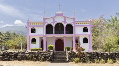 Güneybatı Nikaragua 'daki Cocibolca Gölü' ndeki Ometepe adasındaki küçük pembe kilise.