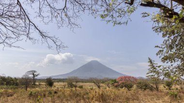 Orta Amerika 'daki Nikaragua' nın güneybatısında bulutlarla kaplı görkemli yanardağ manzarası.